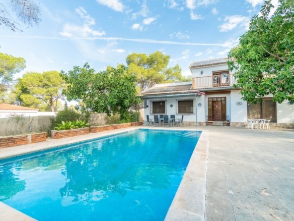 Casa independiente con piscina privada en Pinar de Campoverde