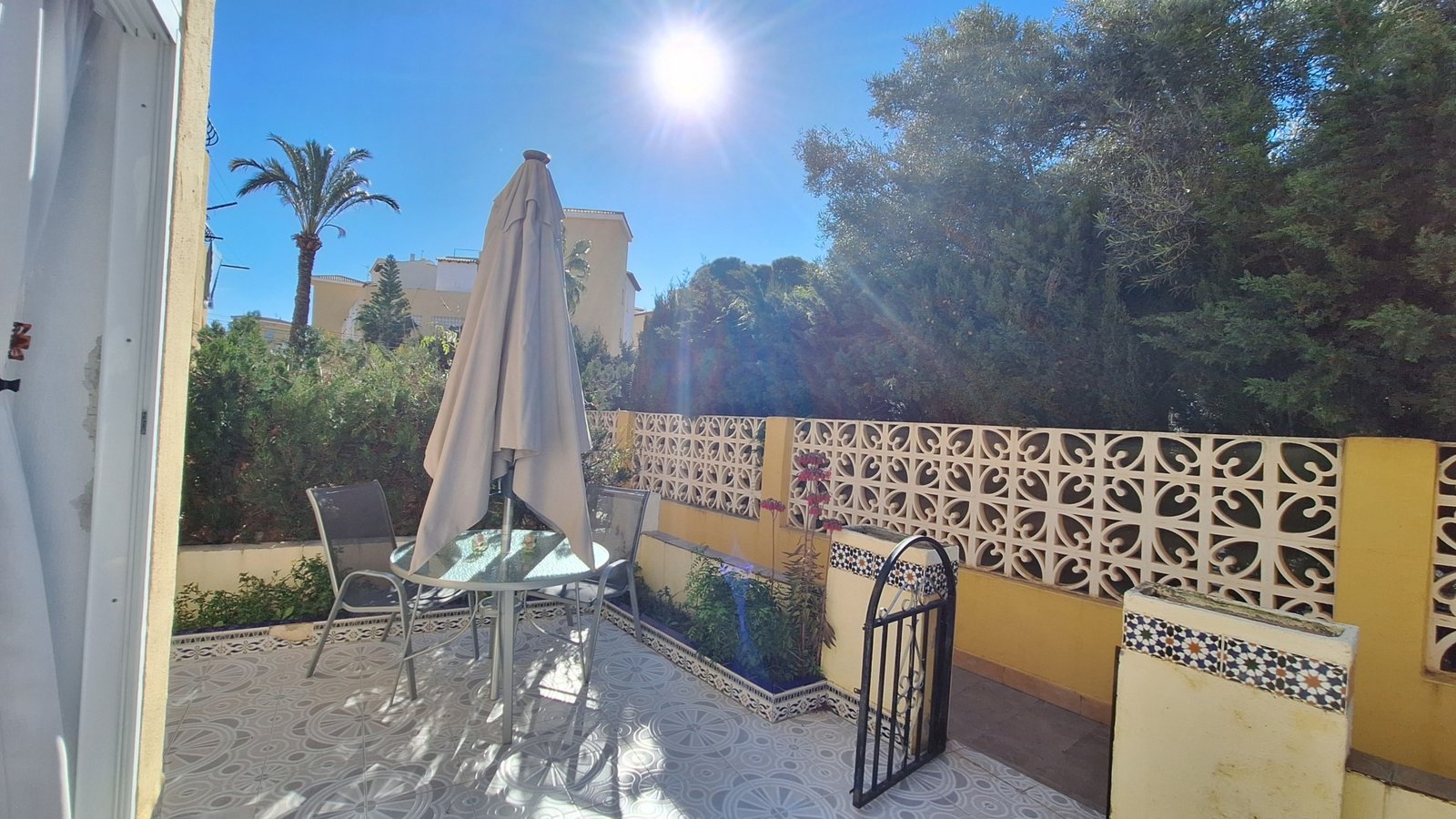 Erdgeschoss-Bungalow in Torrevieja mit zwei Terrassen, 500 m vom Meer entfernt