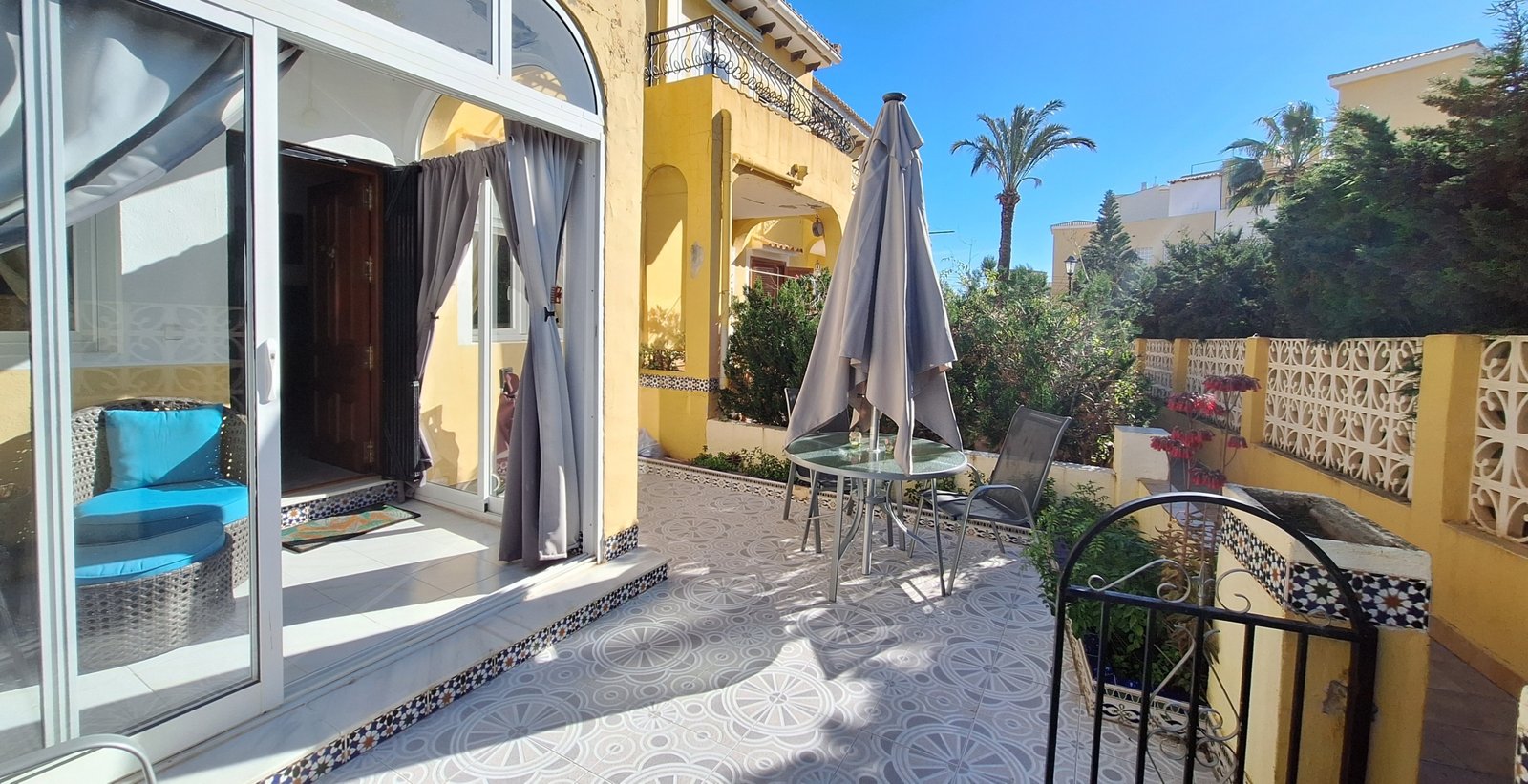 Erdgeschoss-Bungalow in Torrevieja mit zwei Terrassen, 500 m vom Meer entfernt