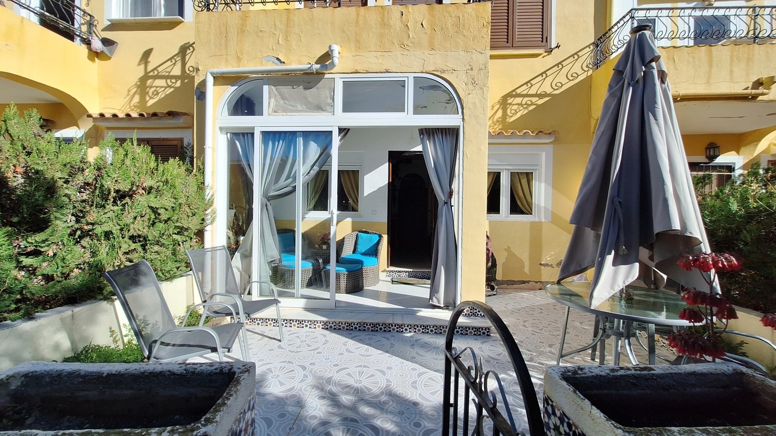 Erdgeschoss-Bungalow in Torrevieja mit zwei Terrassen, 500 m vom Meer entfernt