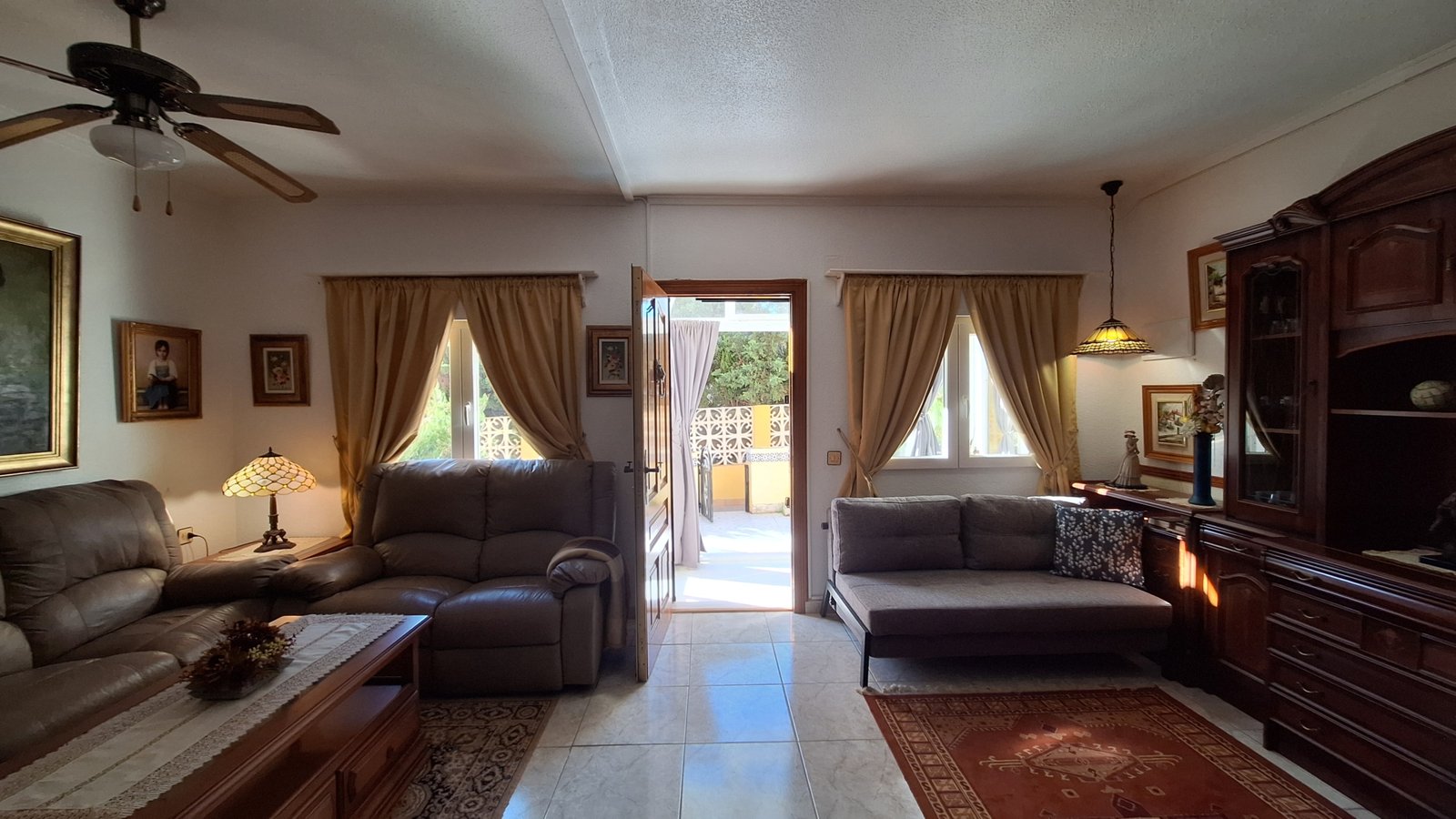 Erdgeschoss-Bungalow in Torrevieja mit zwei Terrassen, 500 m vom Meer entfernt