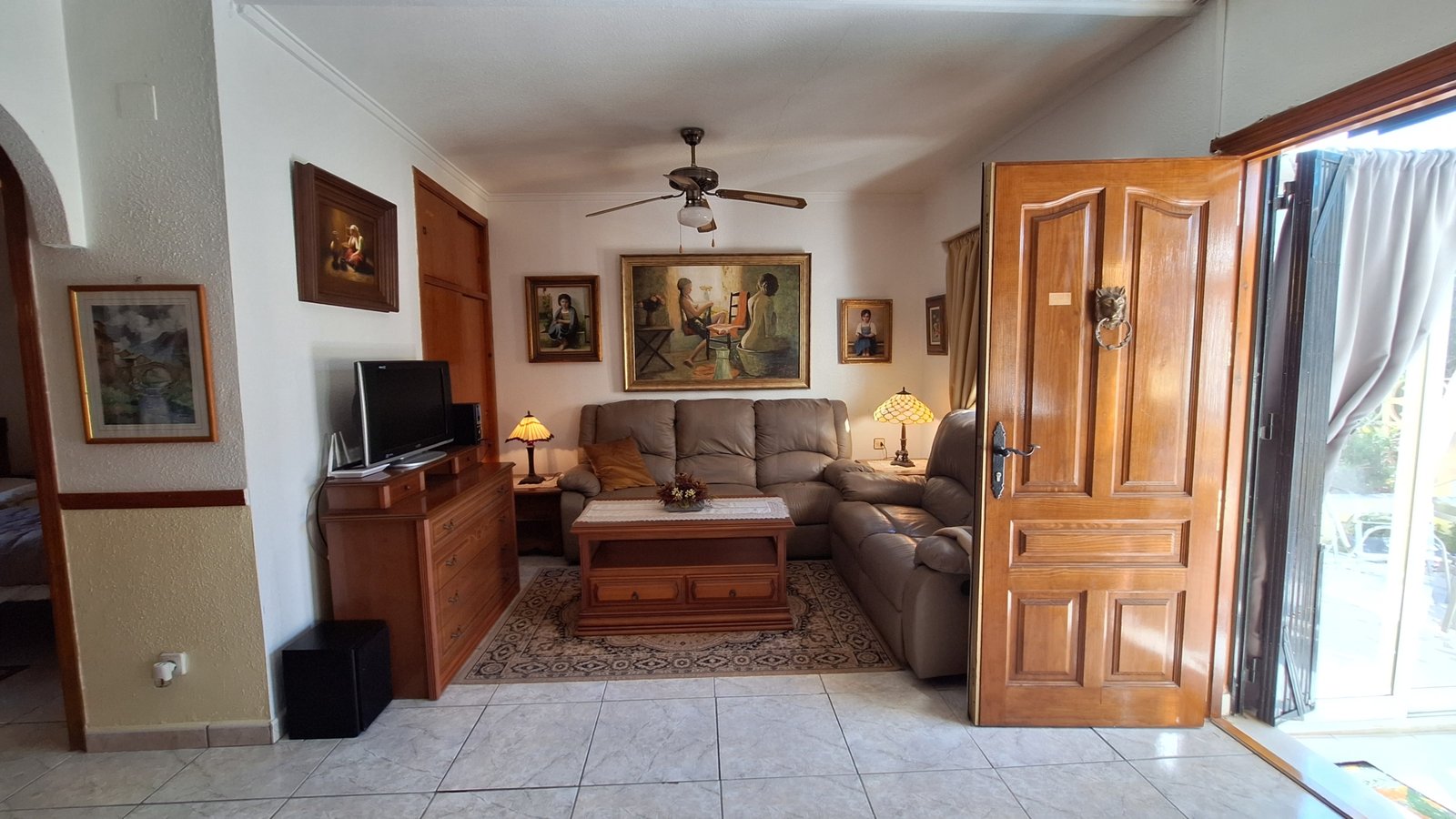 Erdgeschoss-Bungalow in Torrevieja mit zwei Terrassen, 500 m vom Meer entfernt
