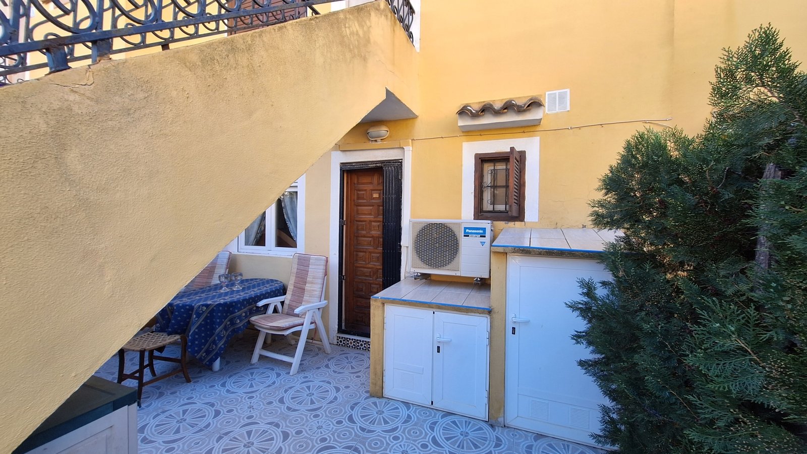 Erdgeschoss-Bungalow in Torrevieja mit zwei Terrassen, 500 m vom Meer entfernt