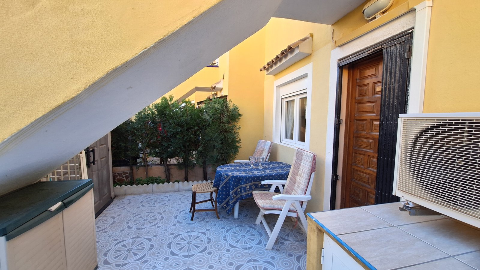 Erdgeschoss-Bungalow in Torrevieja mit zwei Terrassen, 500 m vom Meer entfernt