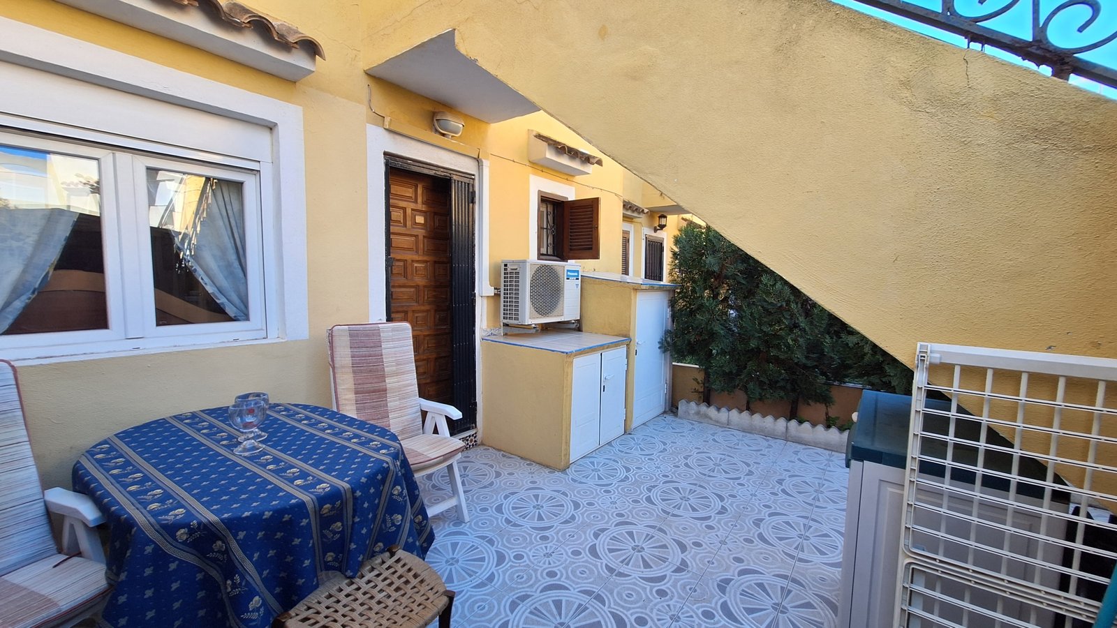 Erdgeschoss-Bungalow in Torrevieja mit zwei Terrassen, 500 m vom Meer entfernt