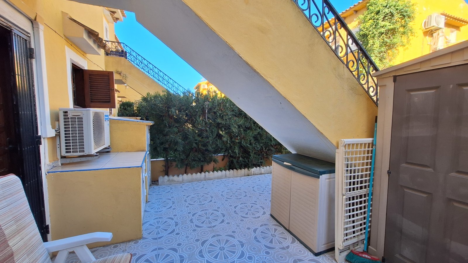 Erdgeschoss-Bungalow in Torrevieja mit zwei Terrassen, 500 m vom Meer entfernt