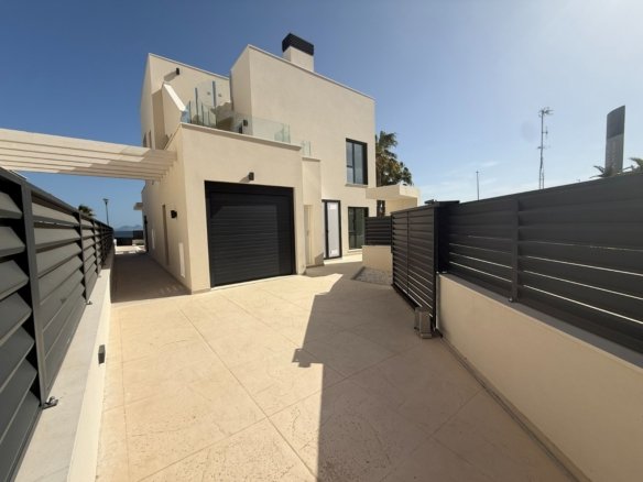 Exclusiva villa de lujo en primera línea de mar en Los Alcázares