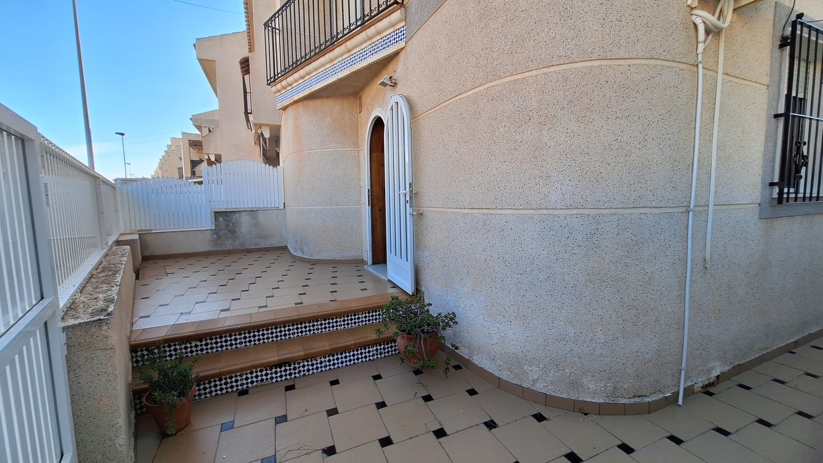 Duplex mitoyen d’angle avec 3 chambres et une terrasse à Lo Pagán